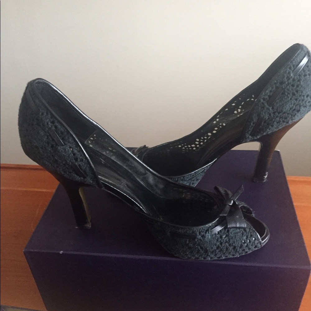 House of Dereon black lace peep toe pump